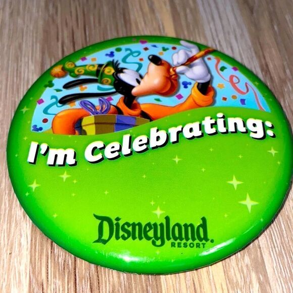 Disneyland resort goofy celebration pin visitors special giveaway collectible - Picture 1 of 4